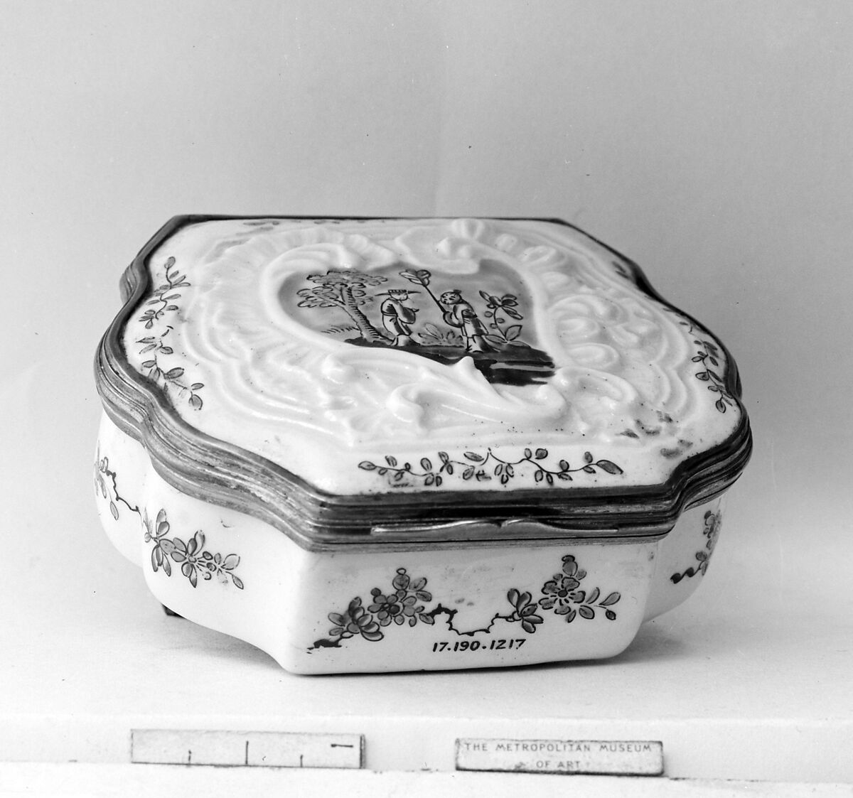 Snuffbox, Saint-Cloud factory (French, mid-1690s–1766), Soft-paste porcelain, silvered copper, French, Saint-Cloud 