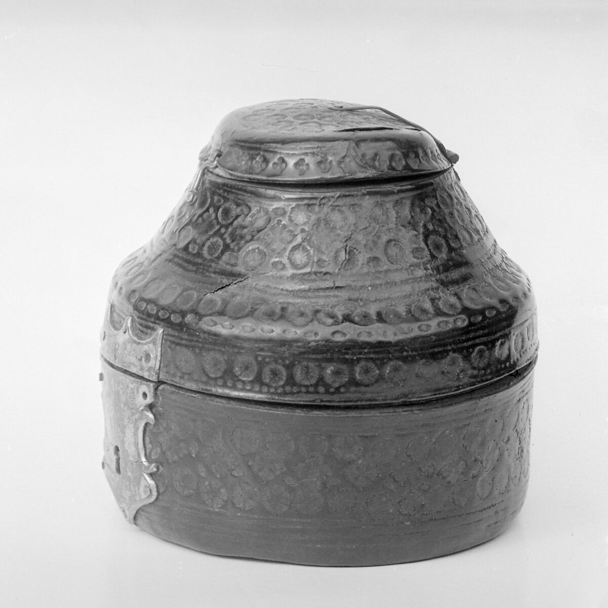 Traveling case, Watchmaker: Bartholomew Newsam (British, recorded 1565, died 1587), Leather and brass, partly gilded, British, London