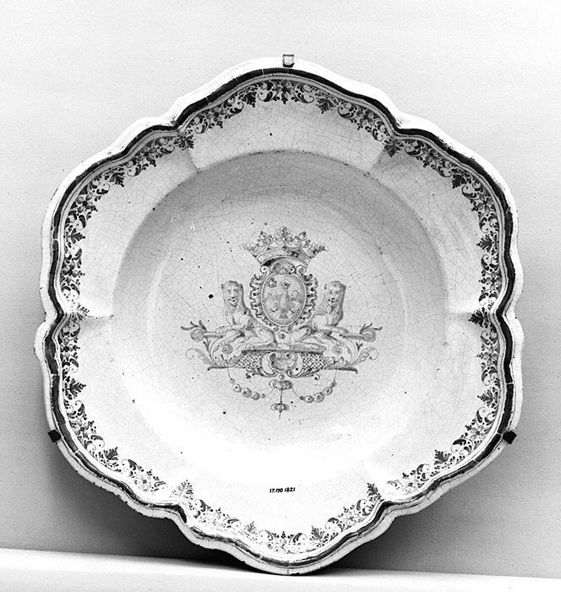 Platter, Jacques Hustin (died 1749), Faience (tin-glazed earthenware), French, Bordeaux 