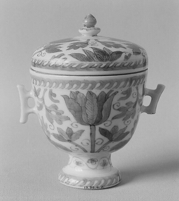 Cup with cover, Hard-paste porcelain, Chinese, for European or possibly British market 