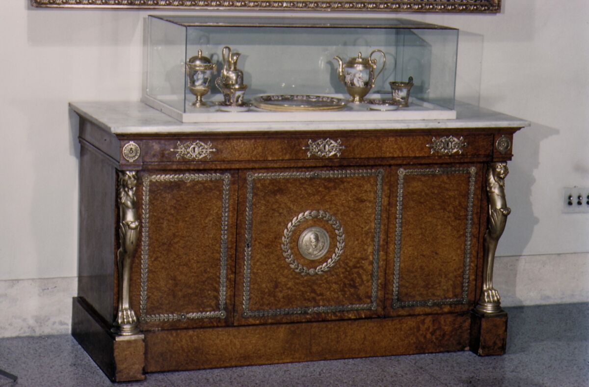 Cabinet (commode à vantaux) env. 1813–1825 - François-Honoré-Georges Jacob-Desmalter- Chêne, placage de bois de thuya ; montures en bronze doré; plateau en marbre, français