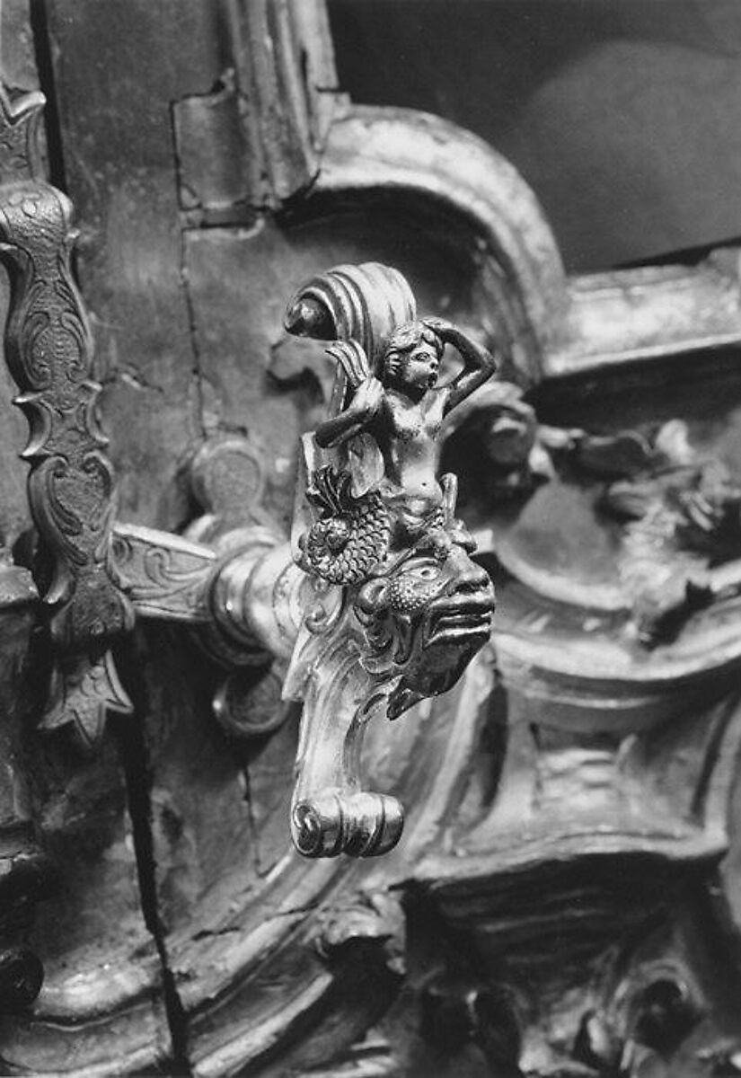 Sedan chair, Carved and gilded poplar and lindenwood; gilt-bronze mounts; leather, velvet, Italian