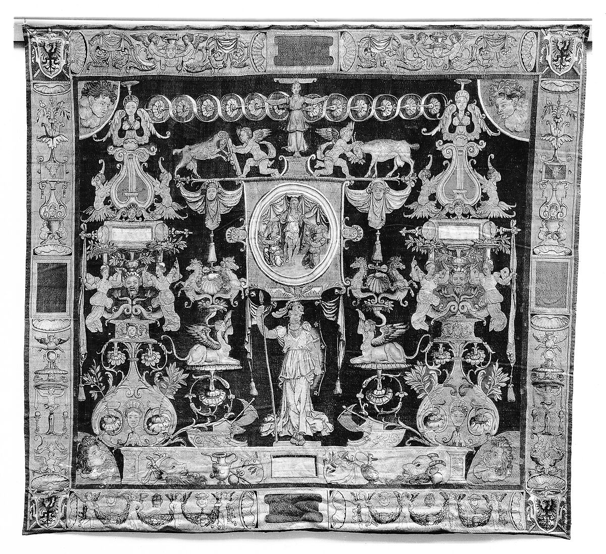 Minerva from the "Doria Grotesques", Probably designed in the workshop of Perino del Vaga (Pietro Buonaccorsi) (Italian, Florence 1501–1547 Rome), Wool, silk (17-19 warps per inch, 7-8 per cm.), Netherlandish, Brussels