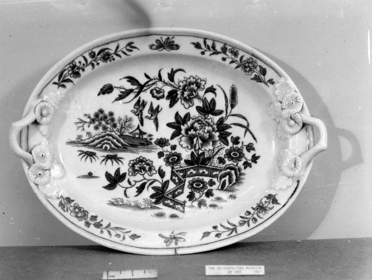 Dish stand, Worcester factory (British, 1751–2008), Soft-paste porcelain, British, Worcester 