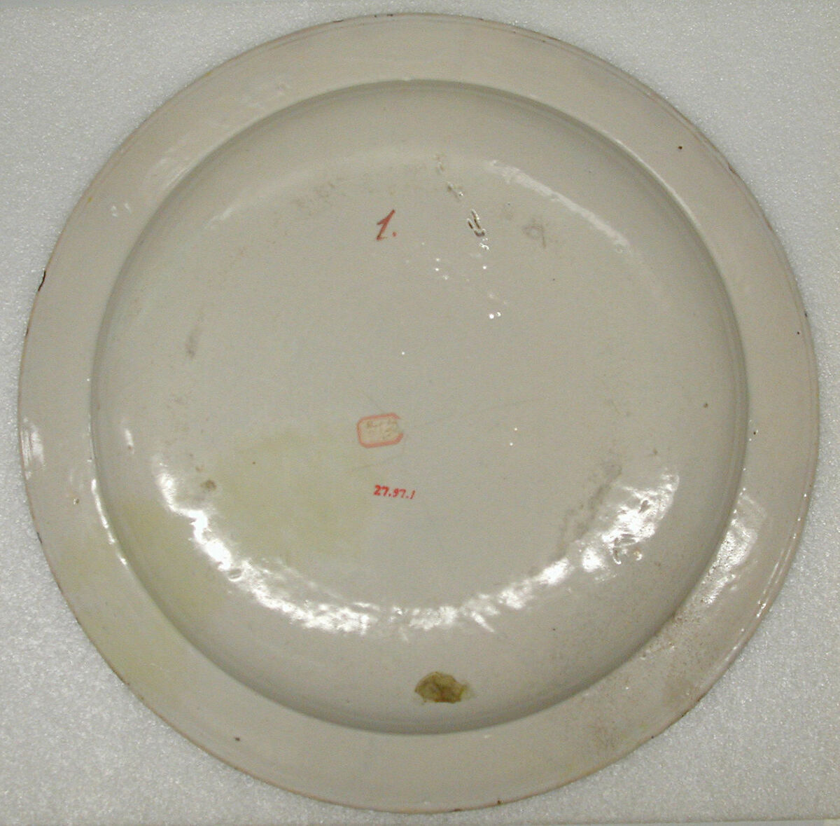 Armorial dish with bianco sopra bianco ornament, Maiolica (tin-glazed earthenware), Italian, Duchy of Urbino (probably Urbino)