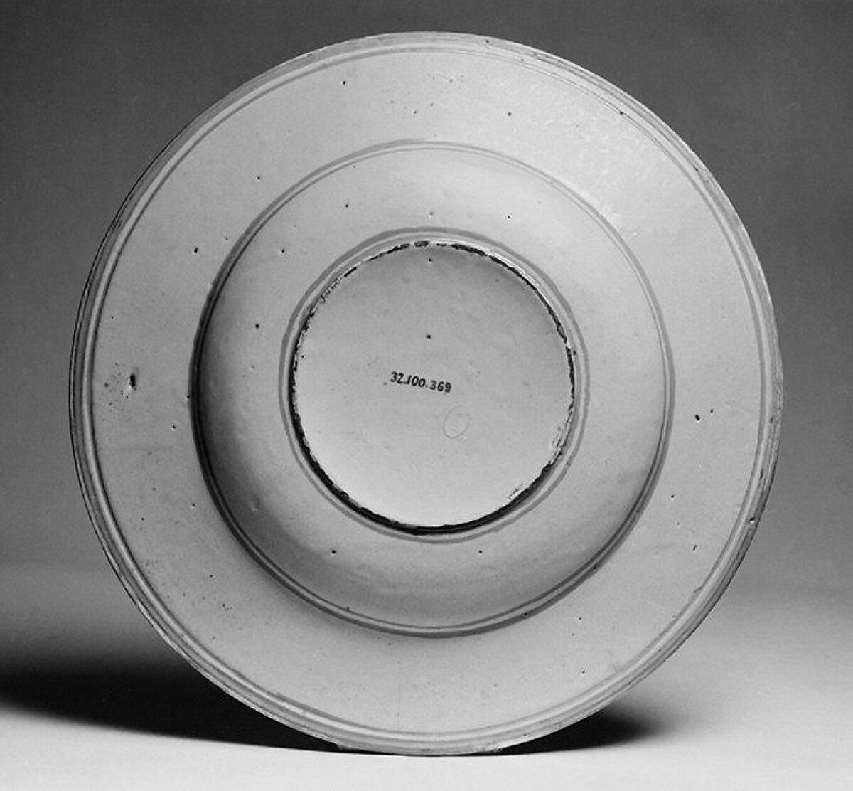 Dish with battle scene, Painter of the Coal Mine Service (active mid-16th century), Maiolica (tin-glazed earthenware), Italian, Urbino