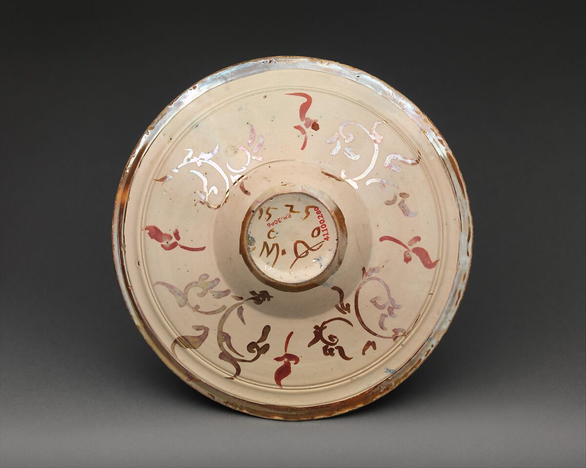 Wide-rimmed bowl depicting figures from Virgil's Aeneid, Workshop of Maestro Giorgio Andreoli (Italian (Gubbio), active first half of 16th century), Maiolica (tin-glazed earthenware), lustered, Italian, Gubbio