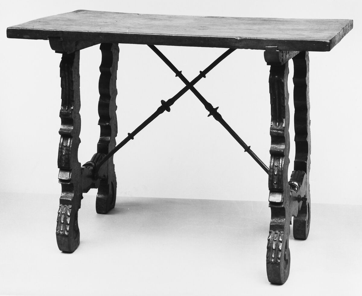 Table, Walnut, Spanish