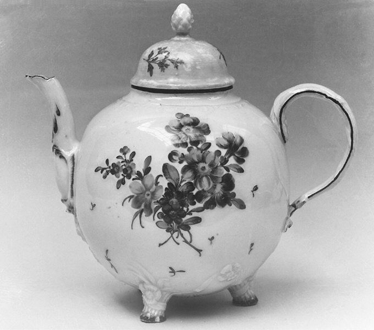 Teapot, Ludwigsburg Porcelain Manufactory (German, 1758–1824), Hard-paste porcelain, German, Ludwigsburg 