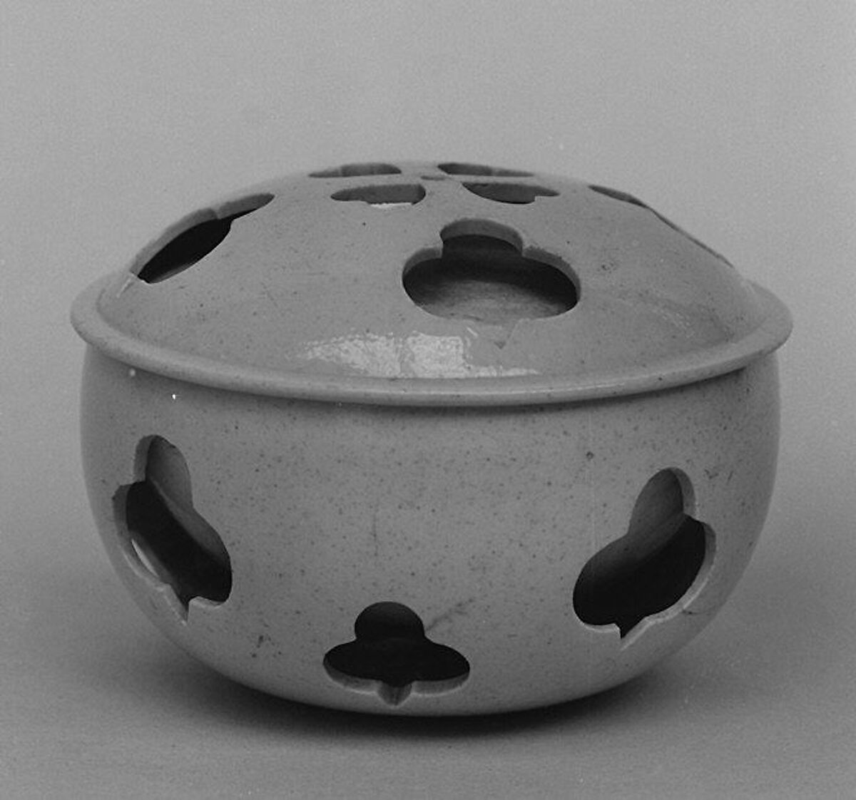 Pomade box, Salt-glazed stoneware, British, Staffordshire 