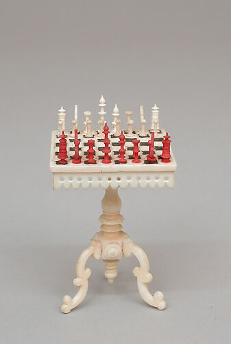 Miniature chess set and table