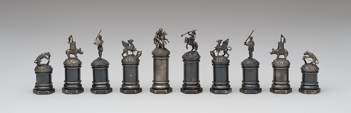 Bear and deer hunt chessmen (32) and box, Silver, polished and oxidized, German