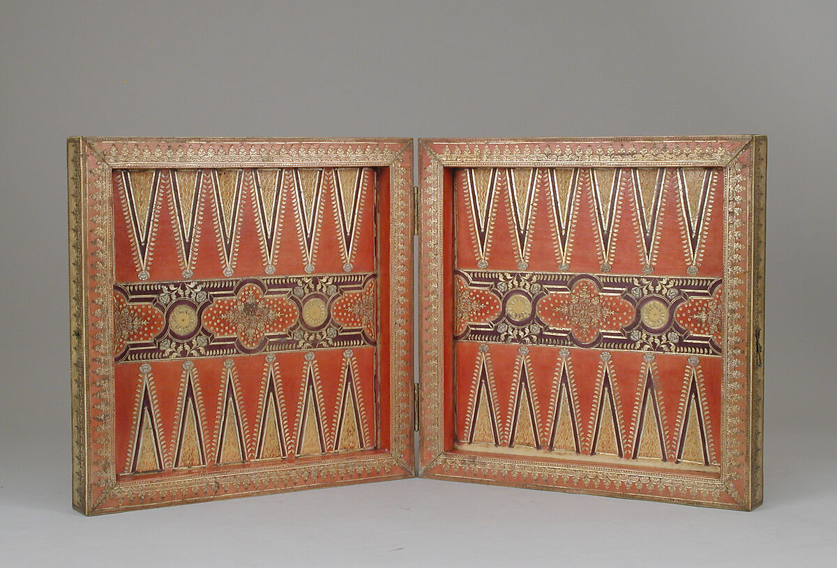 Draughtsmen (30) and box-board for checkers, backgammon and nine-men's morris, Leather, gold (?), Spanish