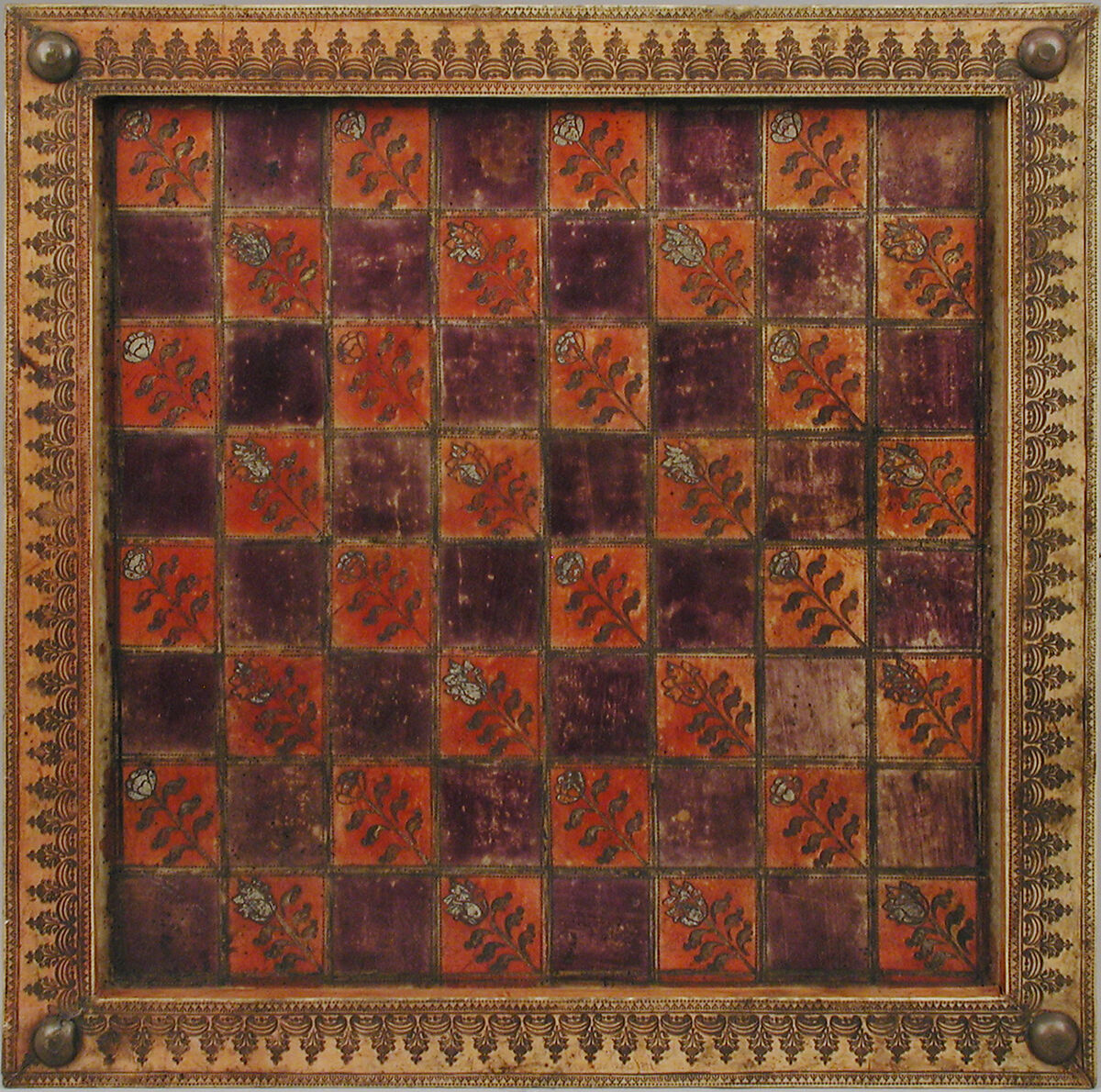 Draughtsmen (30) and box-board for checkers, backgammon and nine-men's morris, Leather, gold (?), Spanish