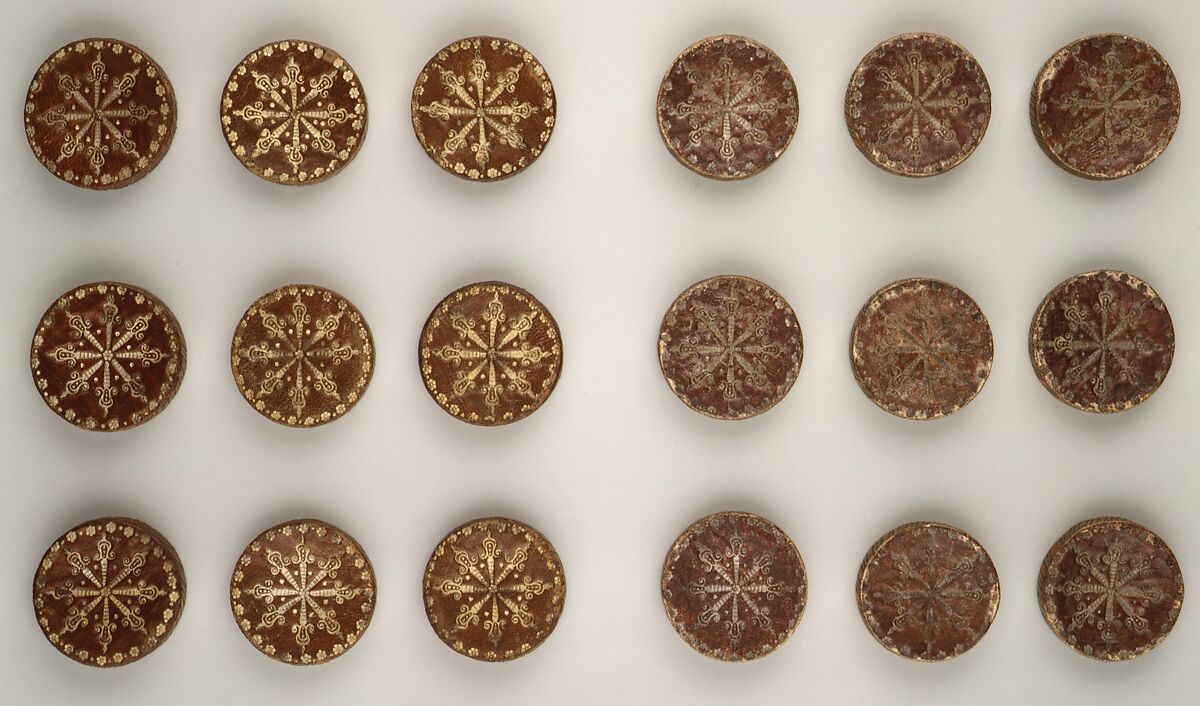 Draughtsmen (30) and box-board for checkers, backgammon and nine-men's morris, Leather, gold (?), Spanish