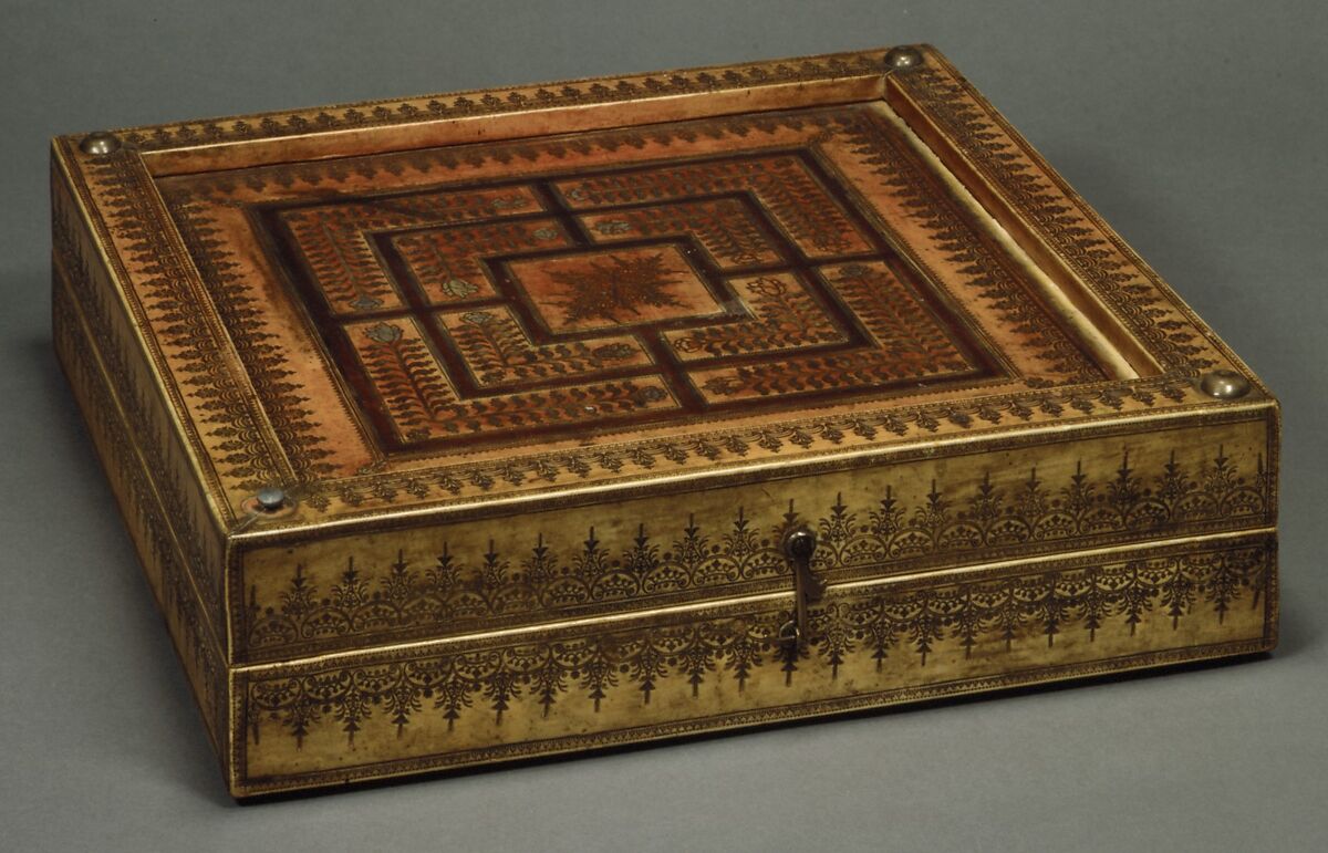 Draughtsmen (30) and box-board for checkers, backgammon and nine-men's morris, Leather, gold (?), Spanish