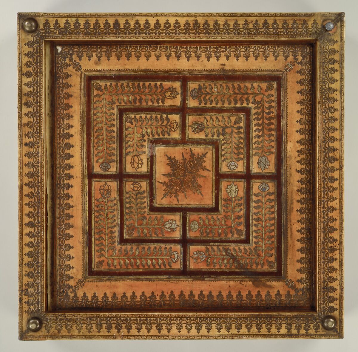 Draughtsmen (30) and box-board for checkers, backgammon and nine-men's morris, Leather, gold (?), Spanish