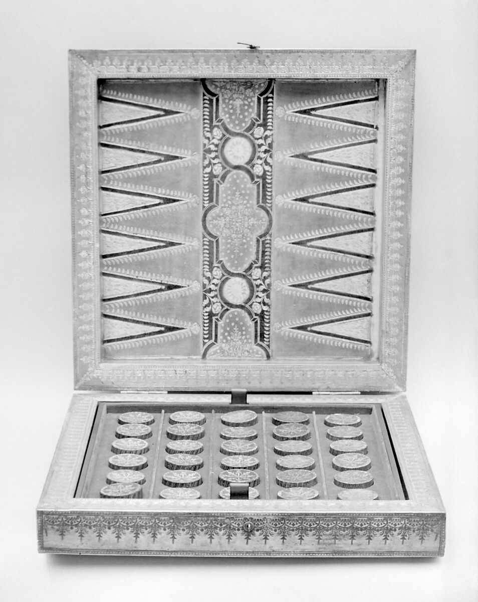 Draughtsmen (30) and box-board for checkers, backgammon and nine-men's morris, Leather, gold (?), Spanish