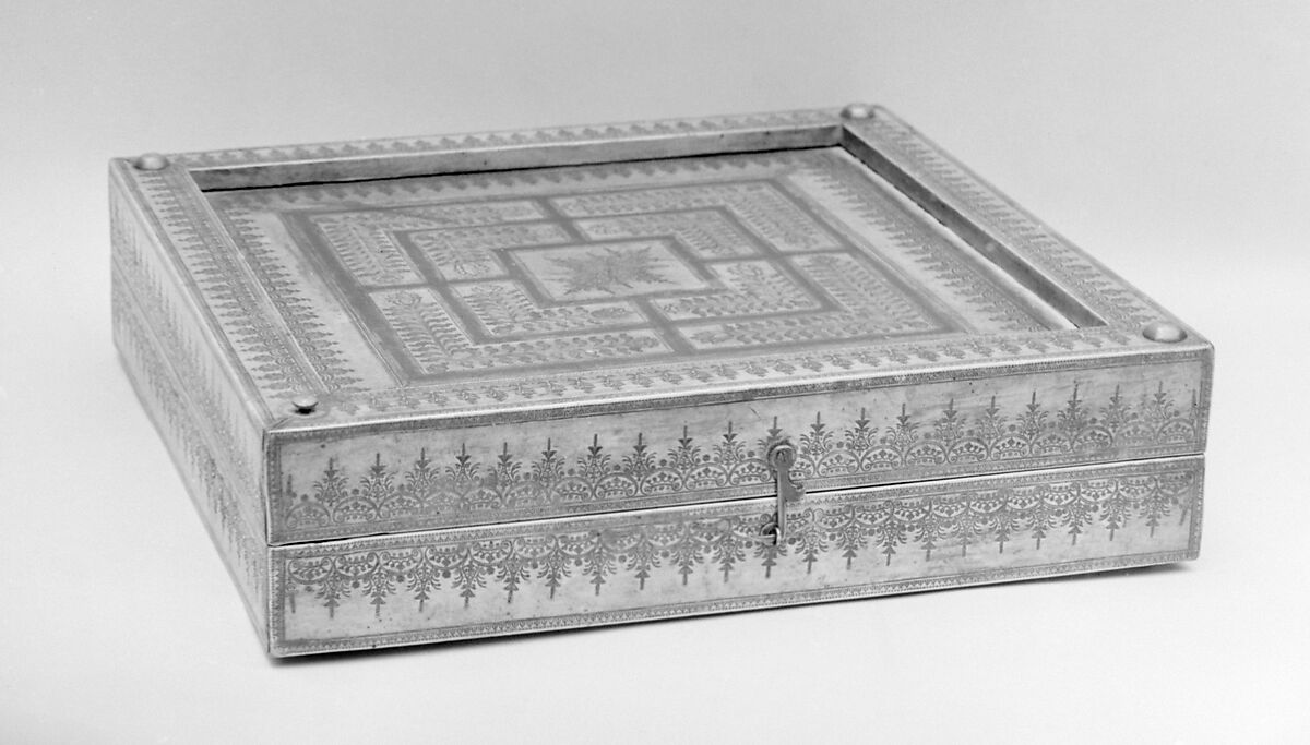 Draughtsmen (30) and box-board for checkers, backgammon and nine-men's morris, Leather, gold (?), Spanish
