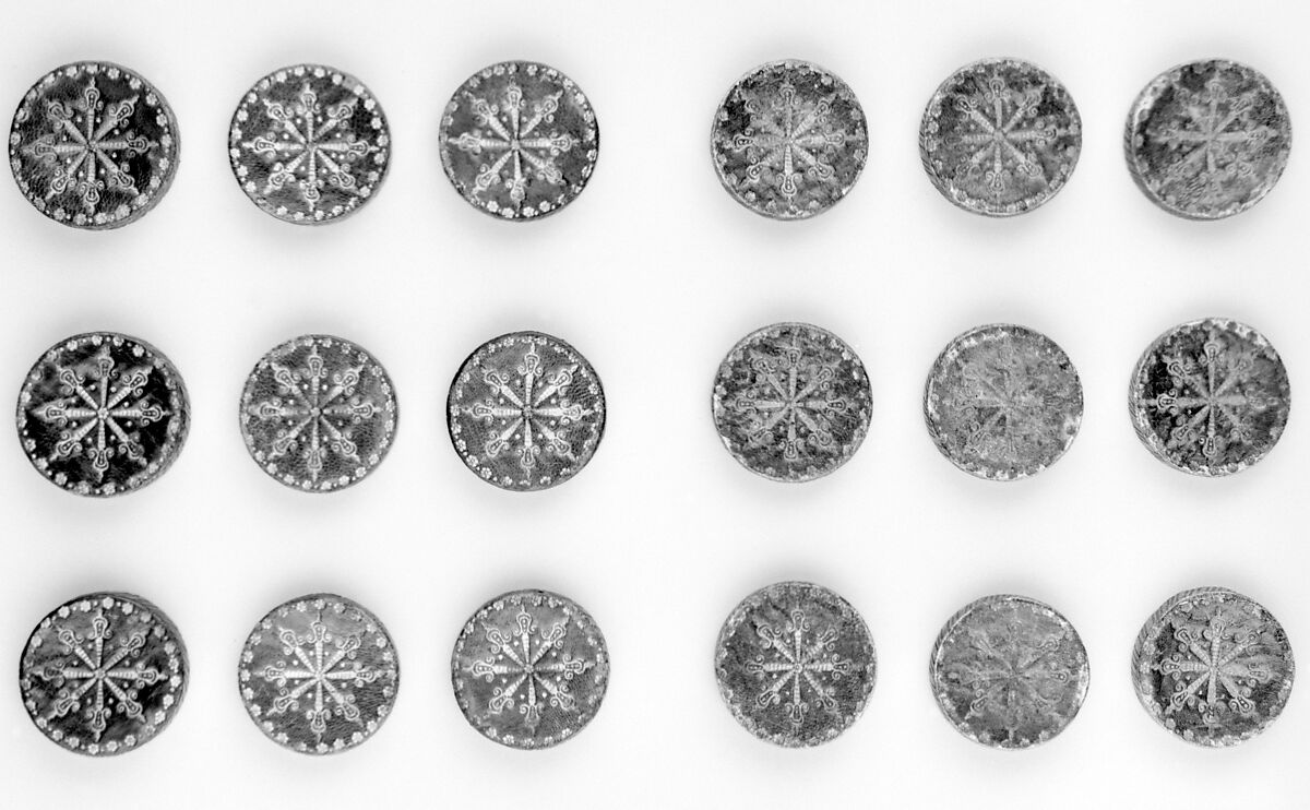 Draughtsmen (30) and box-board for checkers, backgammon and nine-men's morris, Leather, gold (?), Spanish