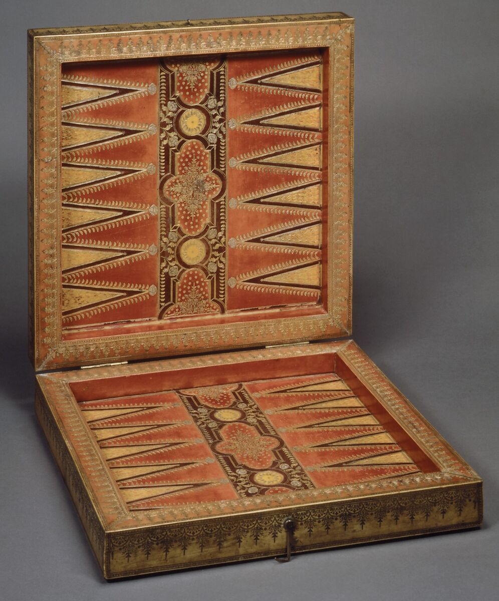 Draughtsmen (30) and box-board for checkers, backgammon and nine-men's morris, Leather, gold (?), Spanish