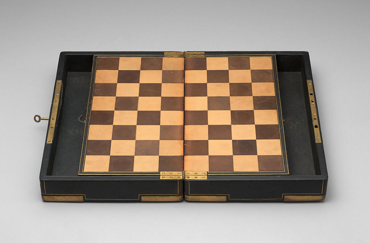 Chessmen (32) and box-board, Amber, leather, brass, German