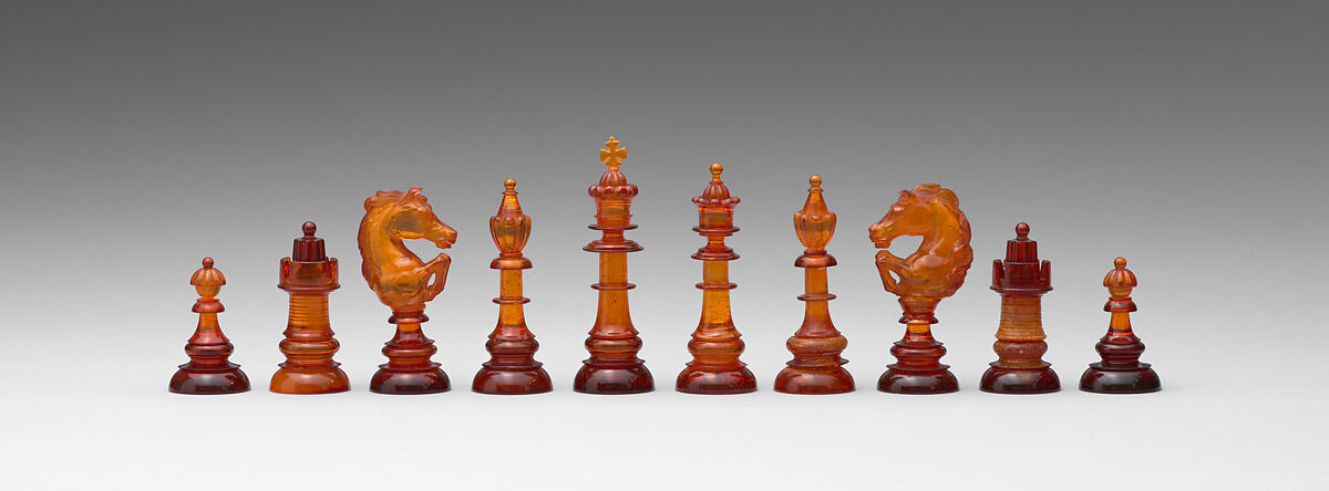 Chessmen (32) and box-board, Amber, leather, brass, German