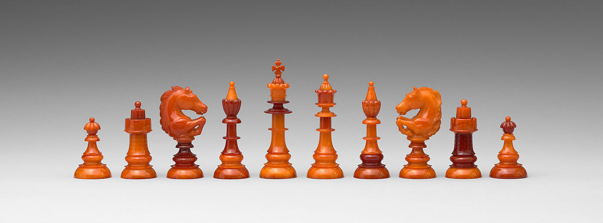 Chessmen (32) and box-board, Amber, leather, brass, German