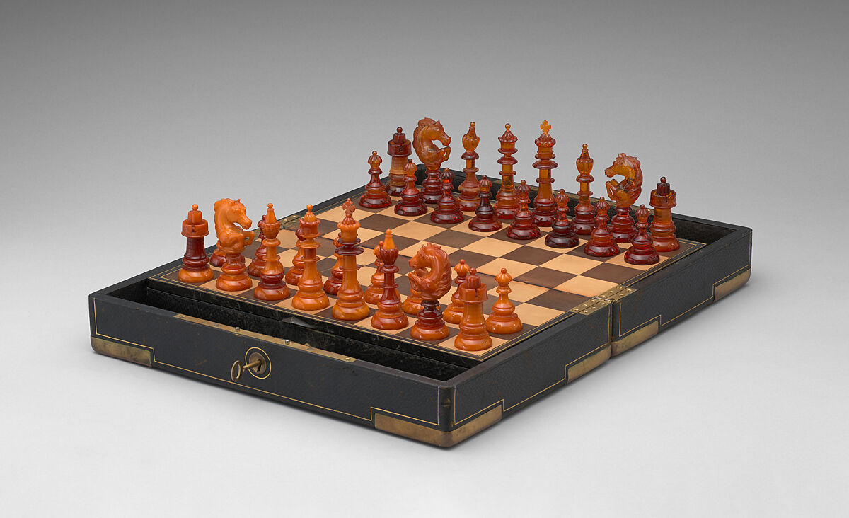 Chessmen (32) and box-board, Amber, leather, brass, German