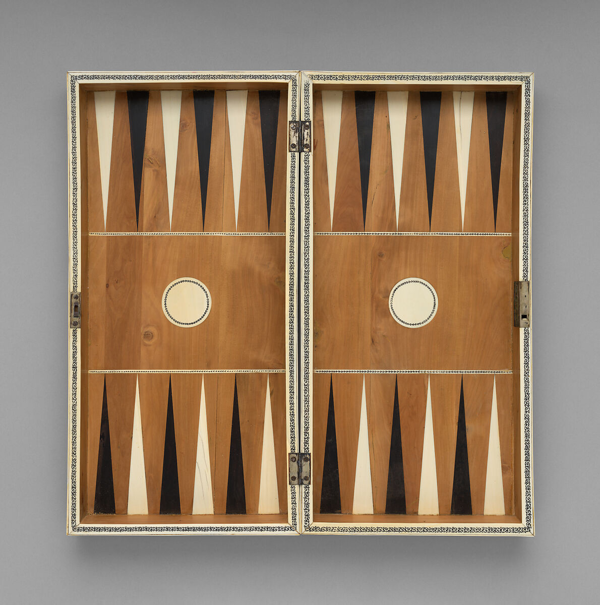 Box-board for chess and backgammon and boxes (2), Ivory, horn, sandalwood, Indian