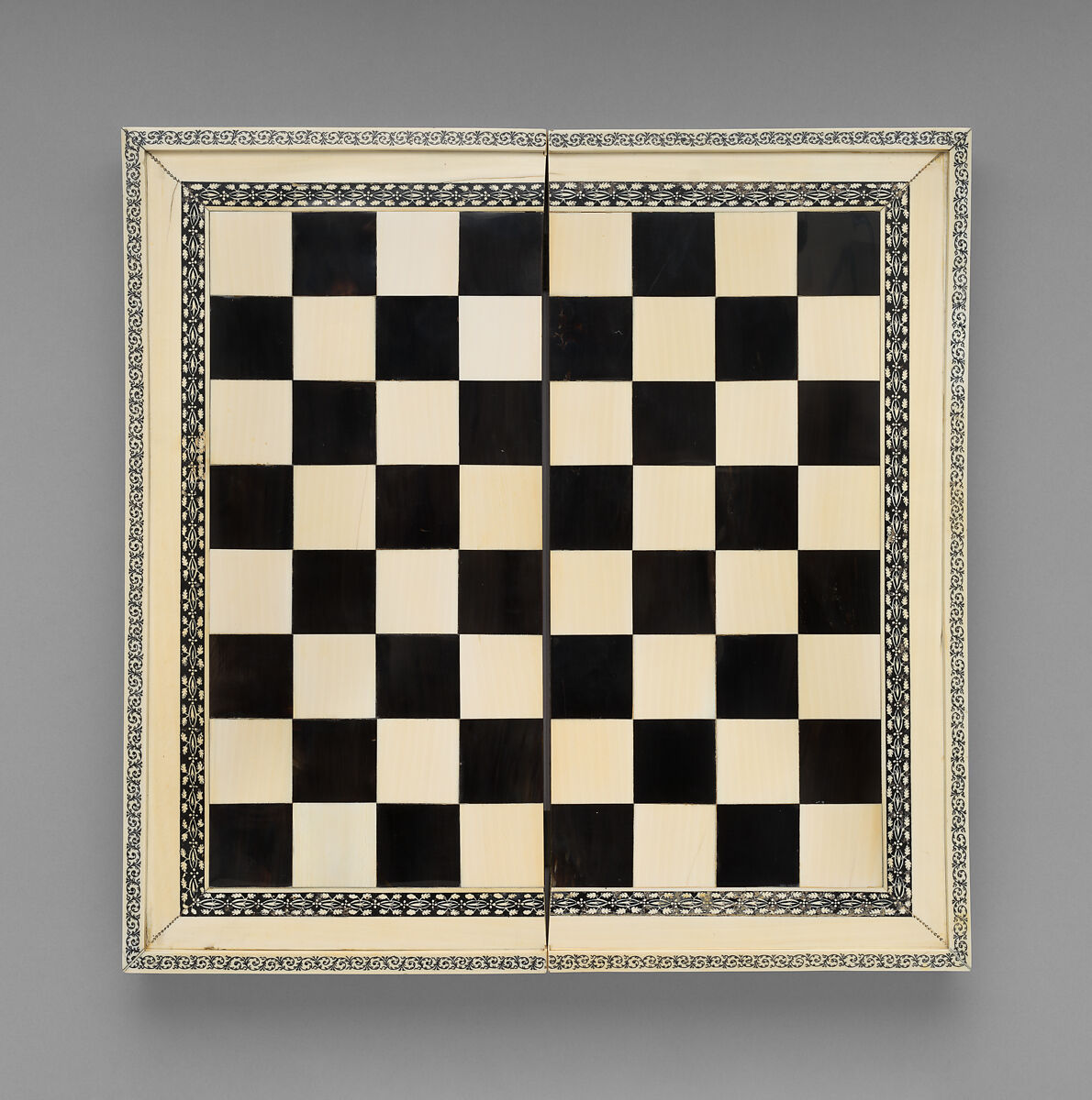 Box-board for chess and backgammon and boxes (2), Ivory, horn, sandalwood, Indian