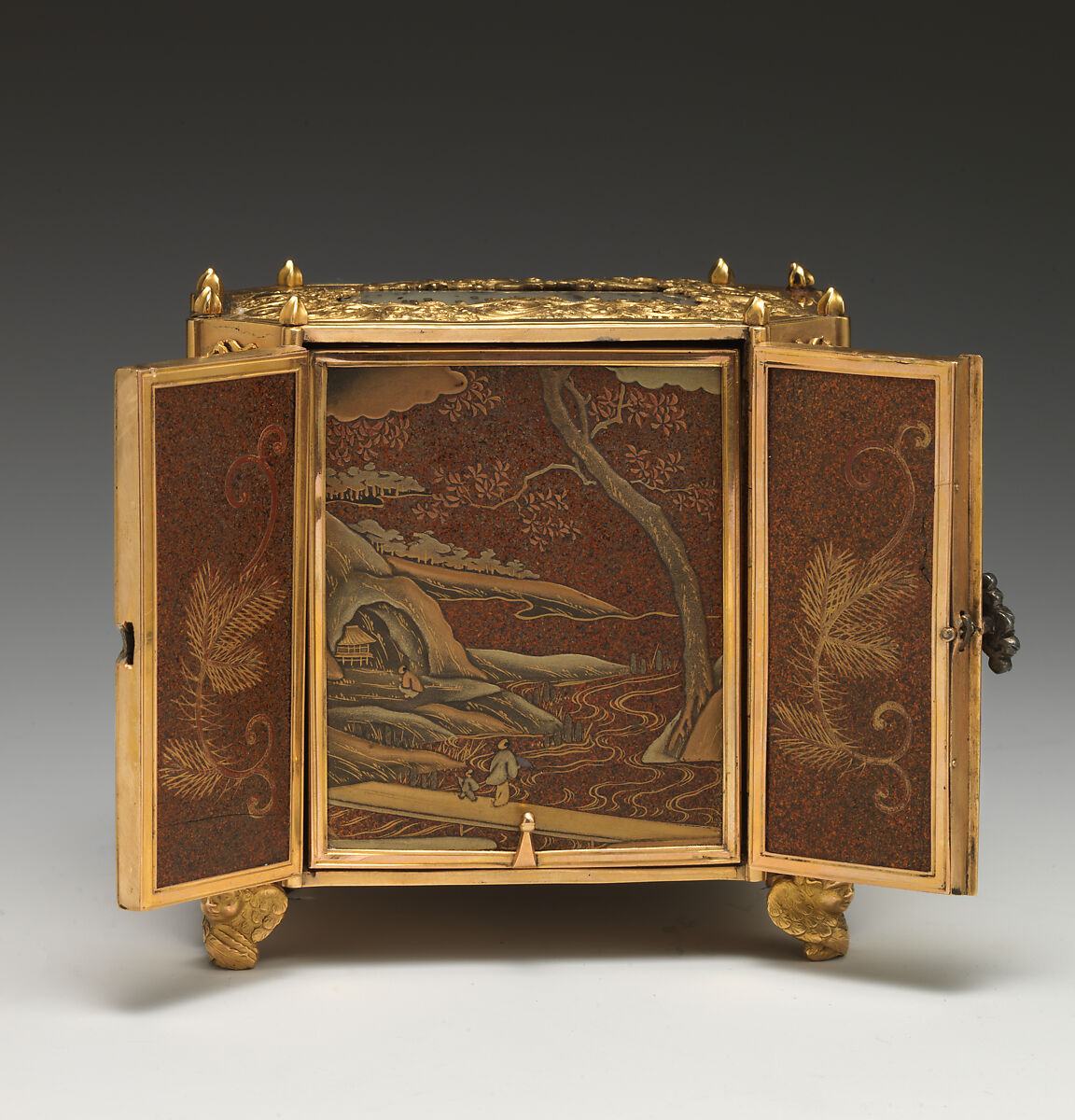 Miniature cabinet, Gold, agate, lacquer, British with Japanese decoration