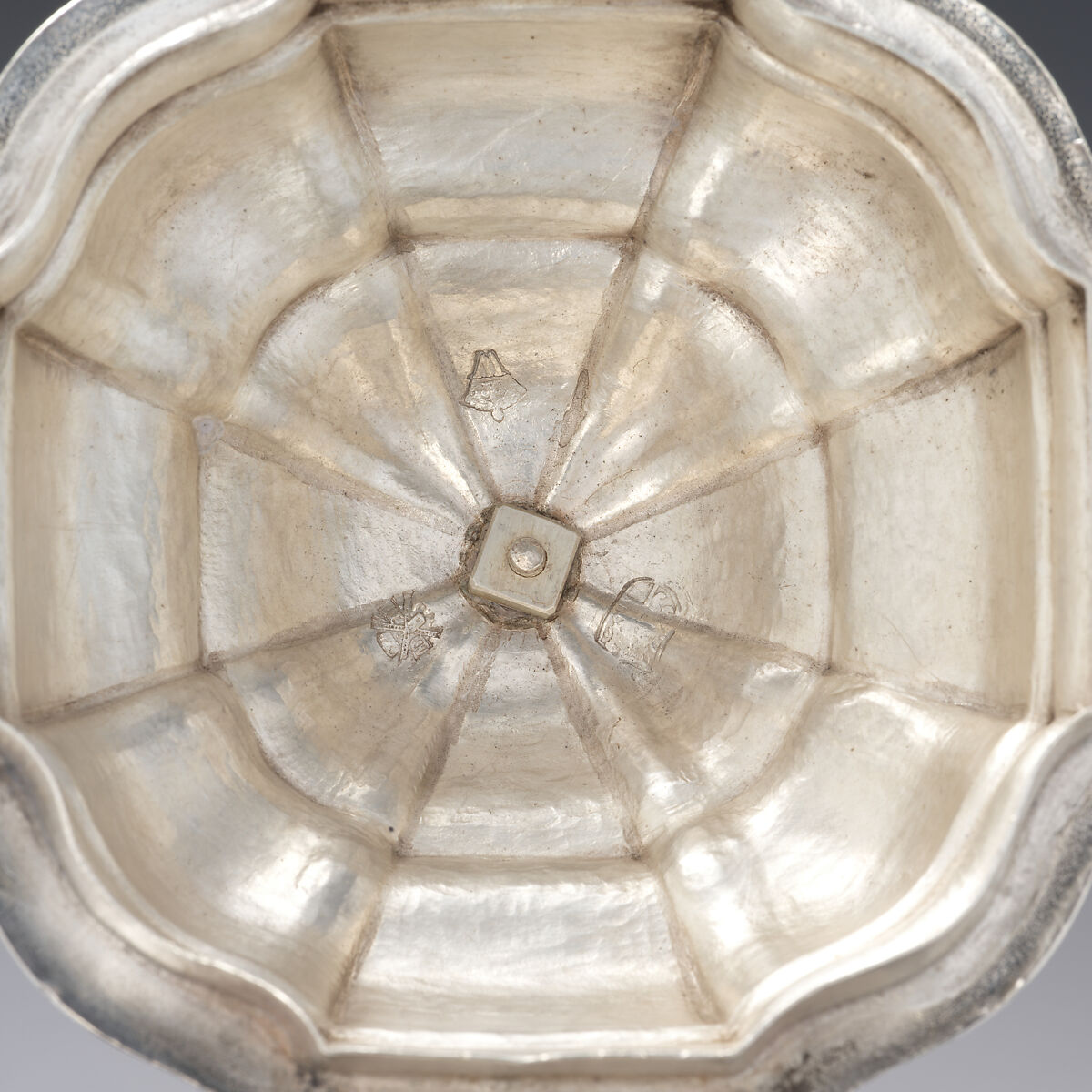 Teapot, Jean-Martin Winoc Du Moulin (1727–1766, master ca. 1750), Silver, wood, French, Bergues (Lille Mint)