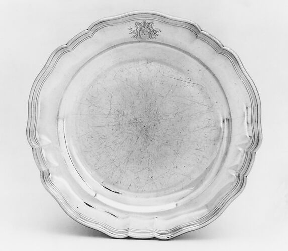 Plate (one of a set of two of graduated size)