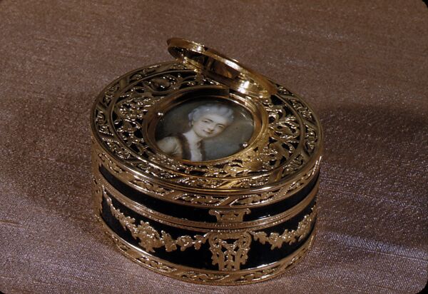 Snuffbox with portrait of a woman