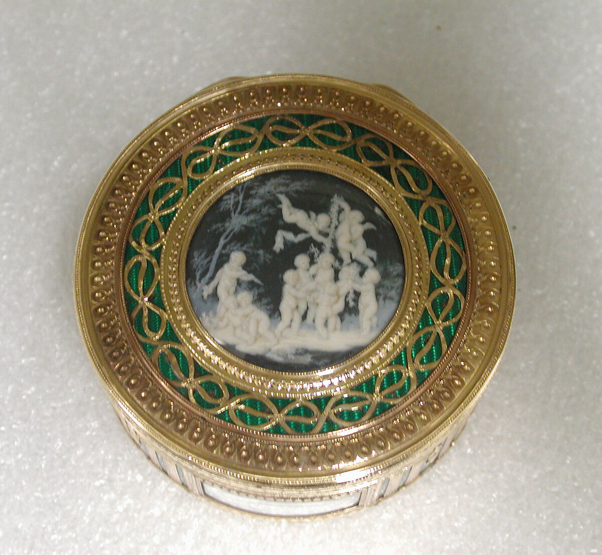 Snuffbox with scenes of putti at play, Pierre François Drais (French, 1726–ca. 1788), Gold, enamel, glass; Grisaille en camaïeu on ivory, French, Paris