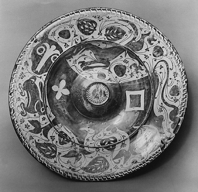 Dish with a bull, a greyhound, and a hare, Tin-glazed and luster-painted earthenware, Spanish 