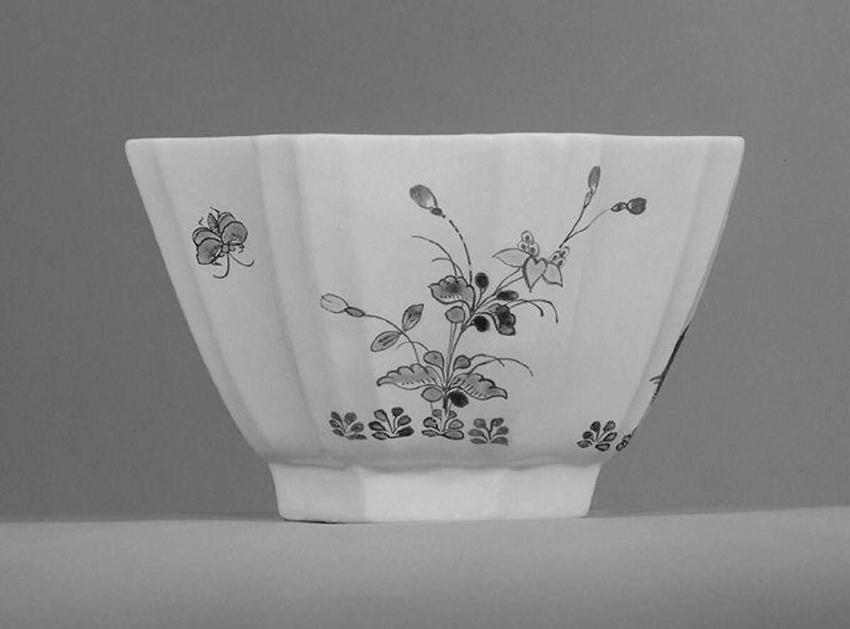 Bowl, Chantilly (French), Tin-glazed soft-paste porcelain, French, Chantilly 