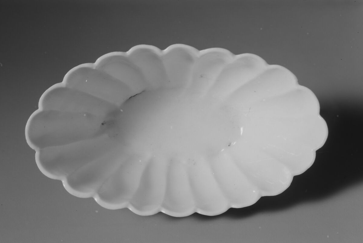 Dish, Chantilly (French), Tin-glazed soft-paste porcelain, French, Chantilly