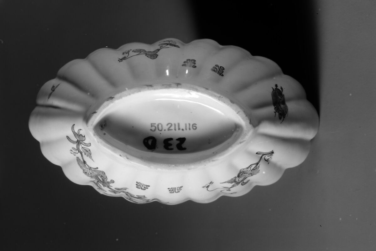 Dish, Chantilly (French), Tin-glazed soft-paste porcelain, French, Chantilly