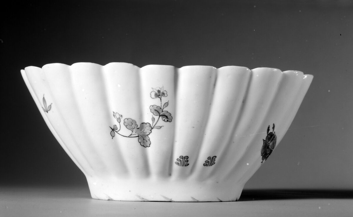 Dish, Chantilly (French), Tin-glazed soft-paste porcelain, French, Chantilly