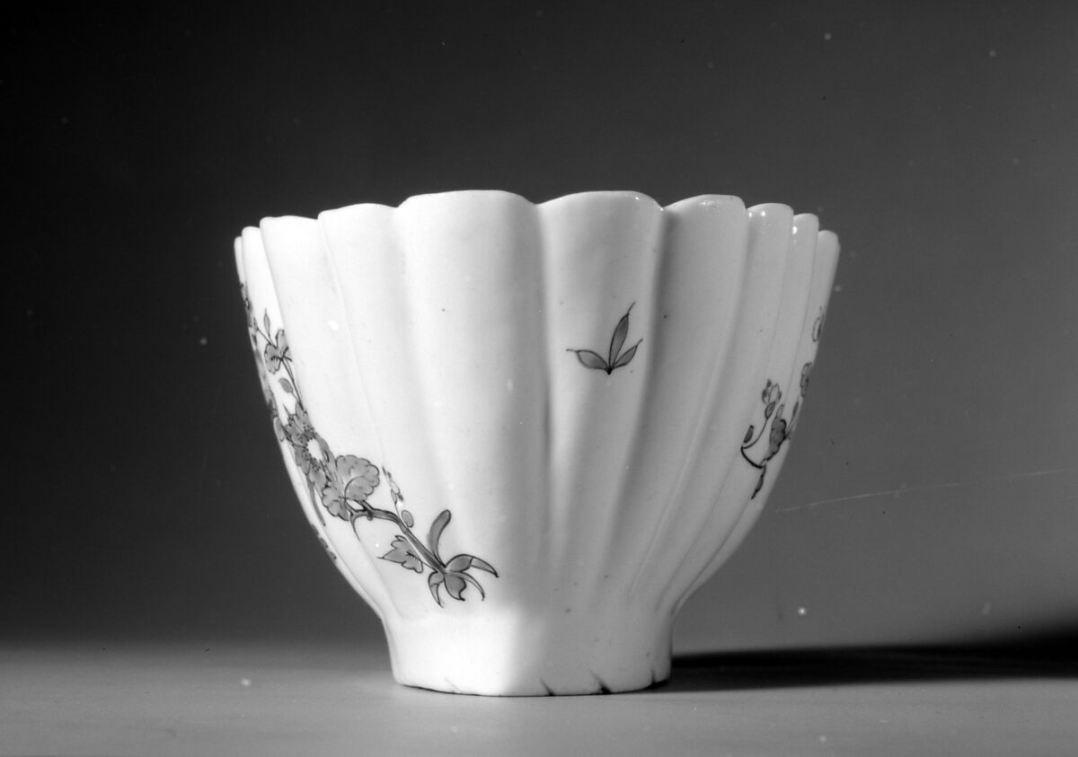 Dish, Chantilly (French), Tin-glazed soft-paste porcelain, French, Chantilly