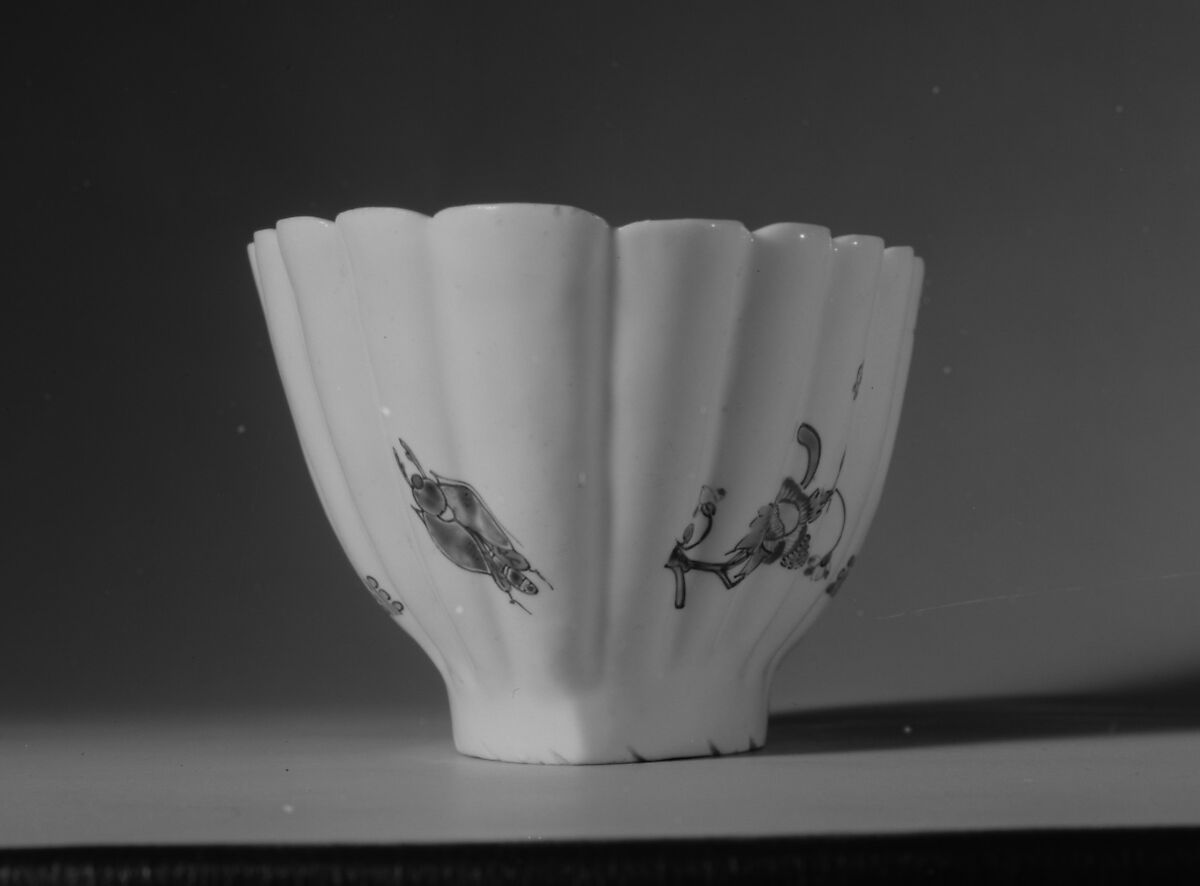 Dish, Chantilly (French), Tin-glazed soft-paste porcelain, French, Chantilly