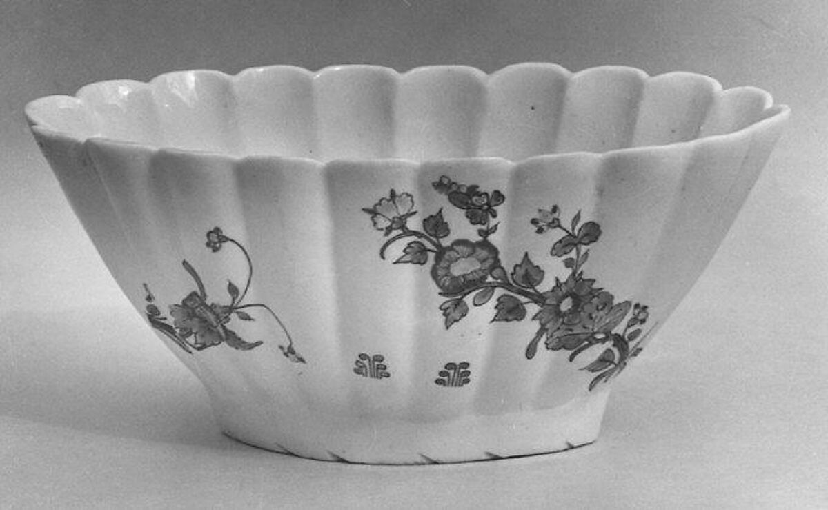 Dish, Chantilly (French), Tin-glazed soft-paste porcelain, French, Chantilly