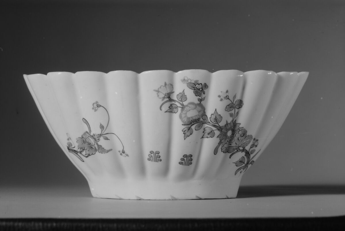 Dish, Chantilly (French), Tin-glazed soft-paste porcelain, French, Chantilly