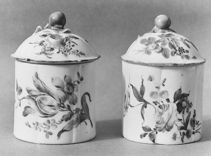 Pair of pomade jars with covers, Mennecy, Soft-paste porcelain, French, Mennecy 
