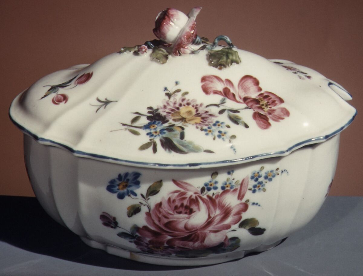 Sugar bowl with cover, Mennecy, Soft-paste porcelain, French, Mennecy 