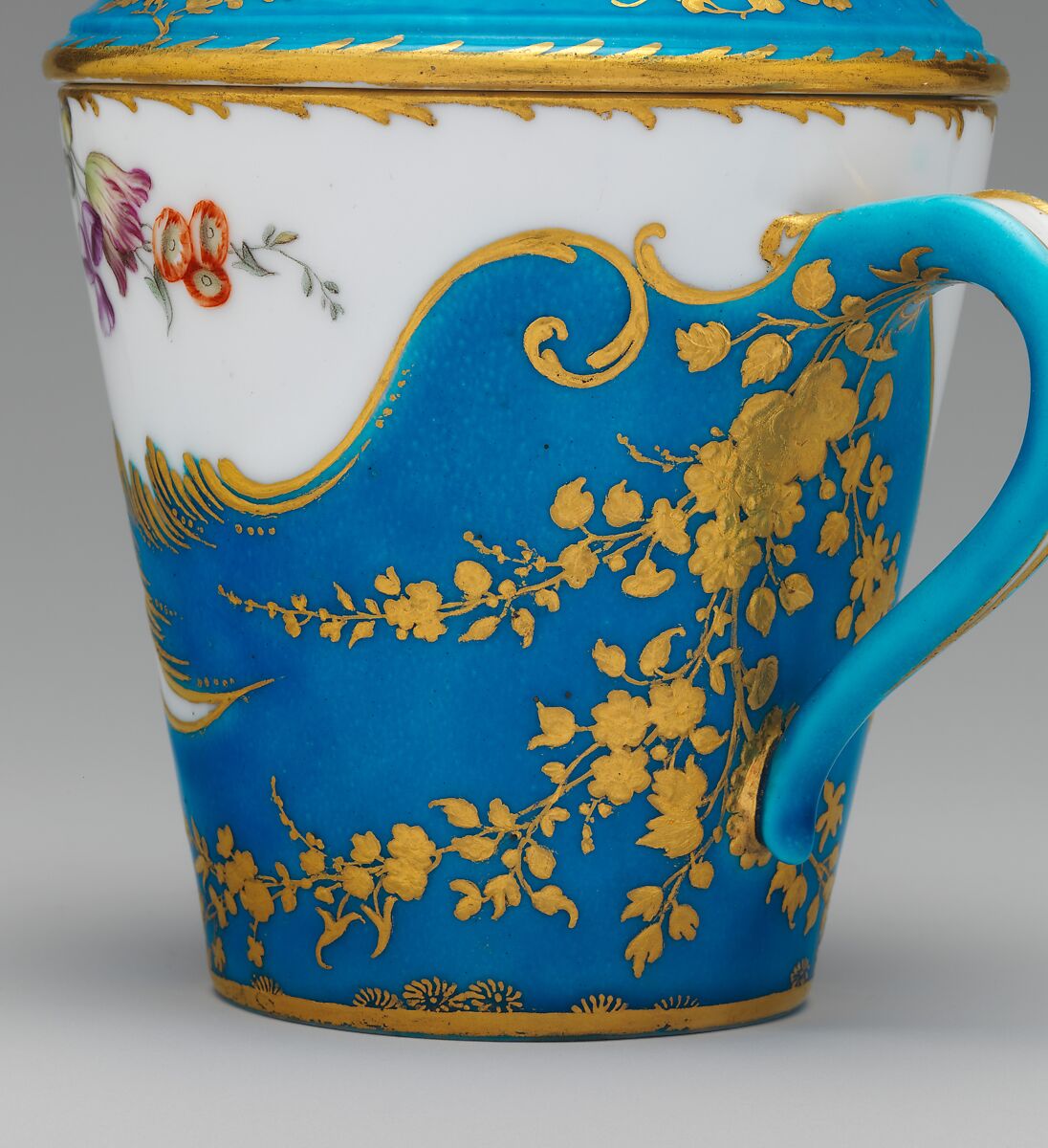 Cup with cover and saucer (gobelet à lait et soucoupe), Vincennes Manufactory (French, ca. 1740–1756), Soft-paste porcelain, French, Vincennes