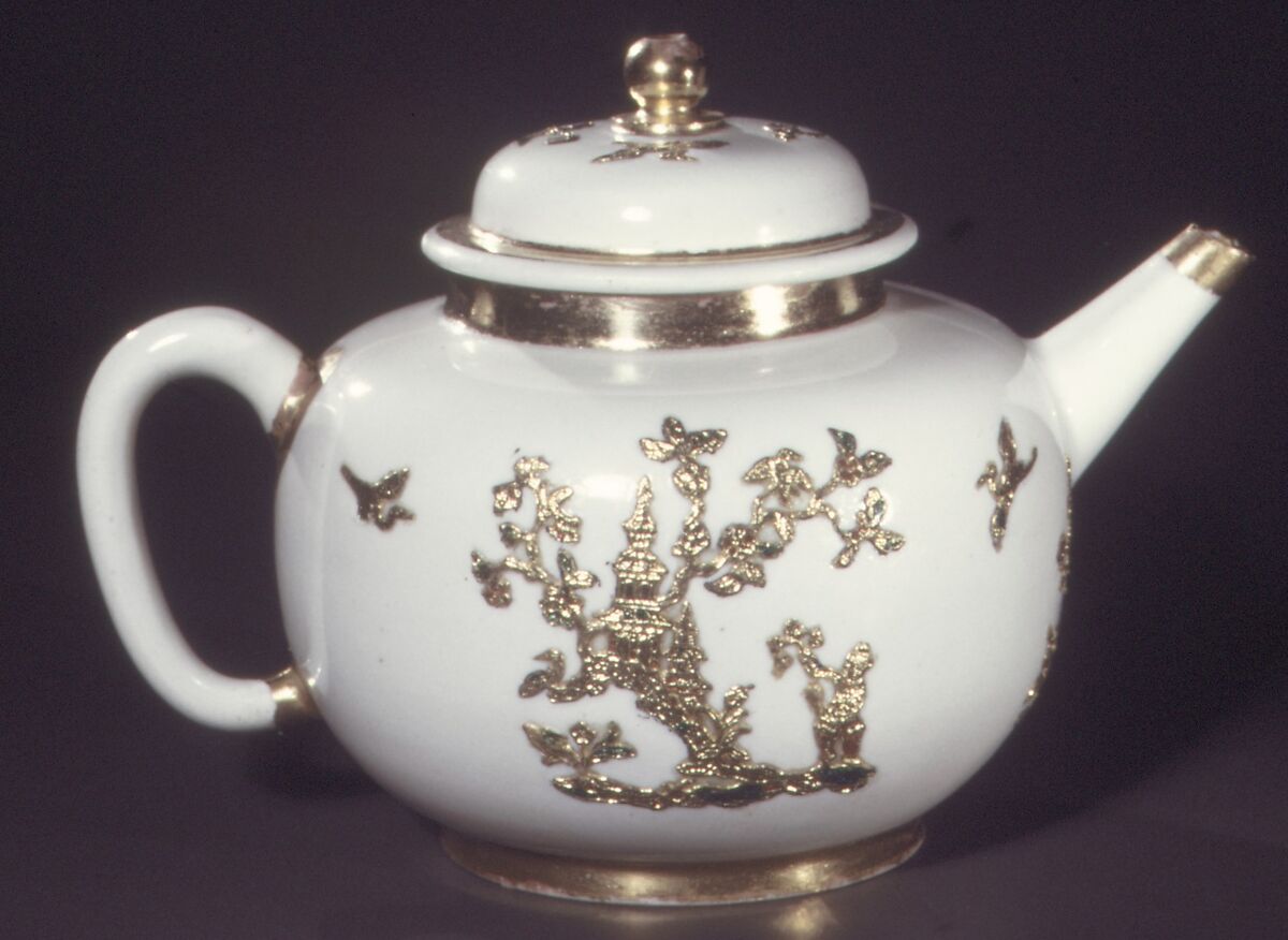 Teapot, Hard-paste porcelain, probably Chinese, Dehua with European decoration 