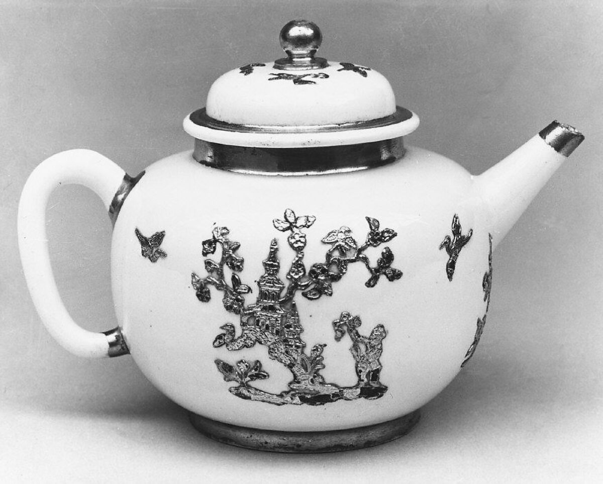 Teapot, Hard-paste porcelain, probably Chinese, Dehua with European decoration
